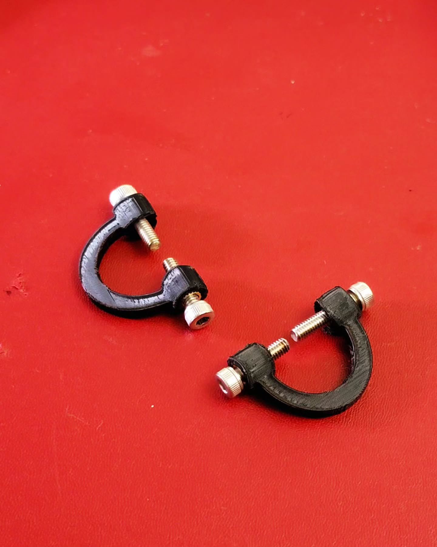 Simple screw nipple clamps.
Brass inserts amd M4 bolts. Finer oxidized metal hardware to follow
#bdsm #3dprint #clamps #nippleclamps