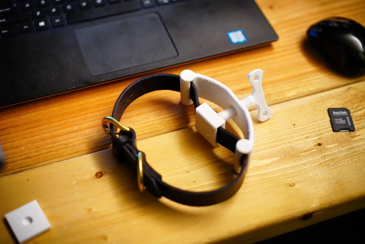 Early version of a screw-tightening collar. Testing some quick release mechanisms before this gets any kind of use. 

#BDSM #Collar #Choker