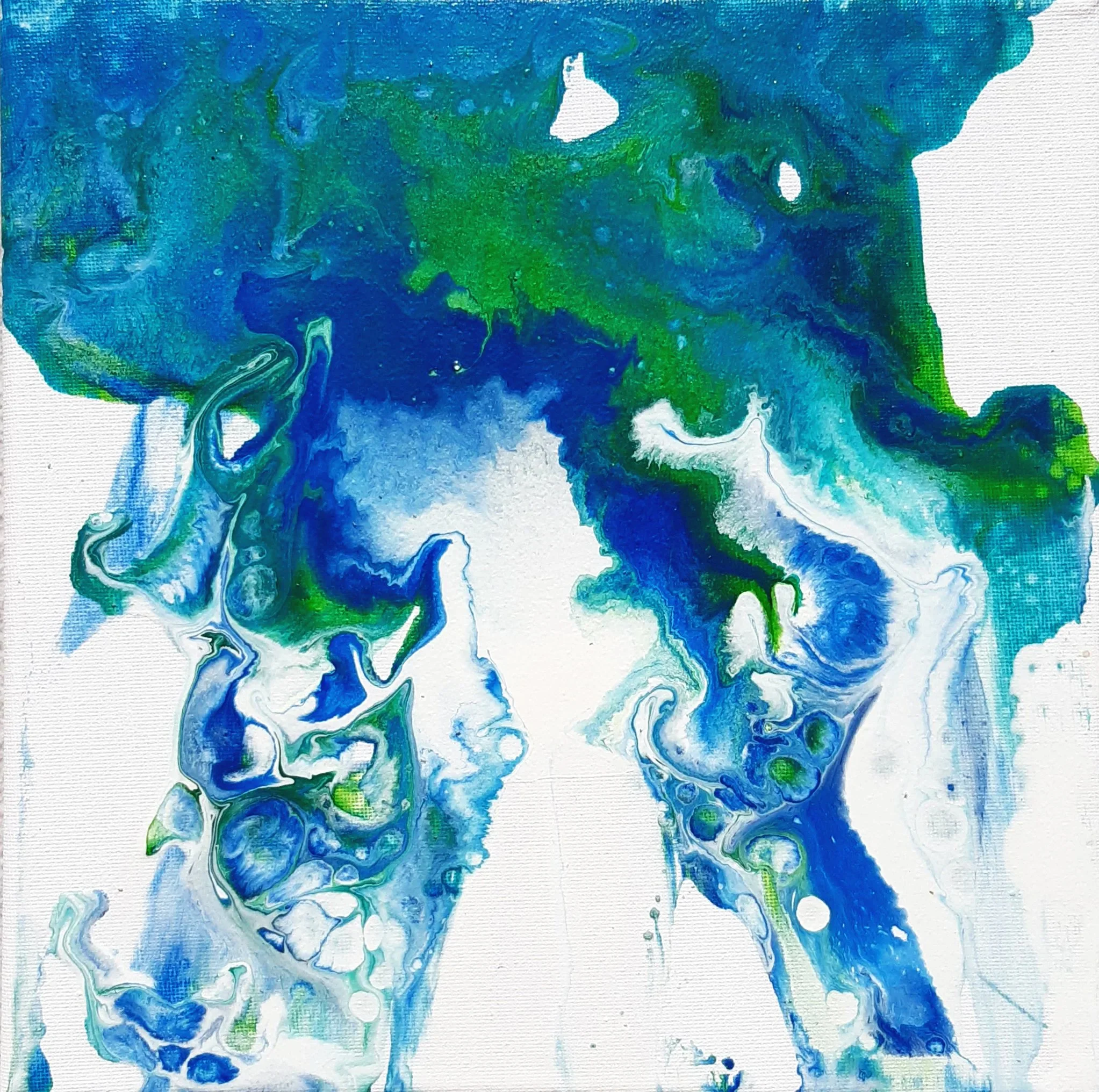 Fließendes Pouring-Gemälde mit blau-grünen Farbverläufen, vertikal verlaufend und an brechende Wellen erinnernd.