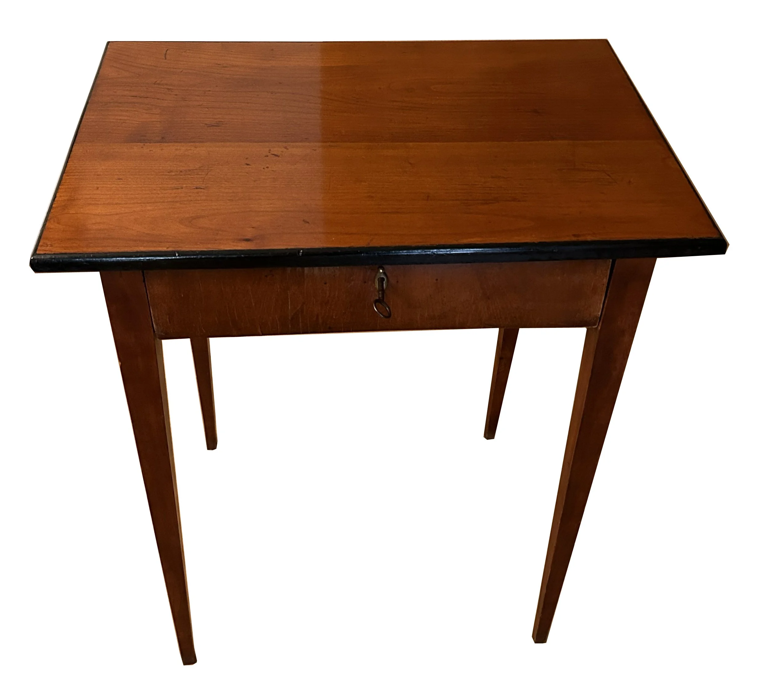 Restauriertes Nähtischchen aus Holz mit aufgearbeiteter Schublade, geölter Oberfläche und mit Pflanzenpapier ausgekleideten Innenfächern