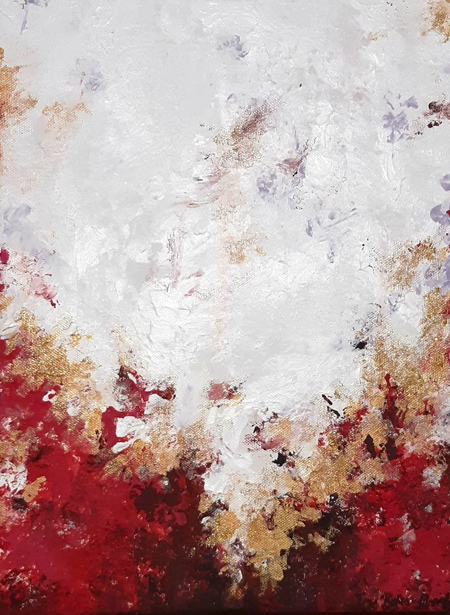 Abstraktes Gemälde mit hellen Weißtönen sowie warmen Rot- und Goldakzenten und glitzernder Struktur.