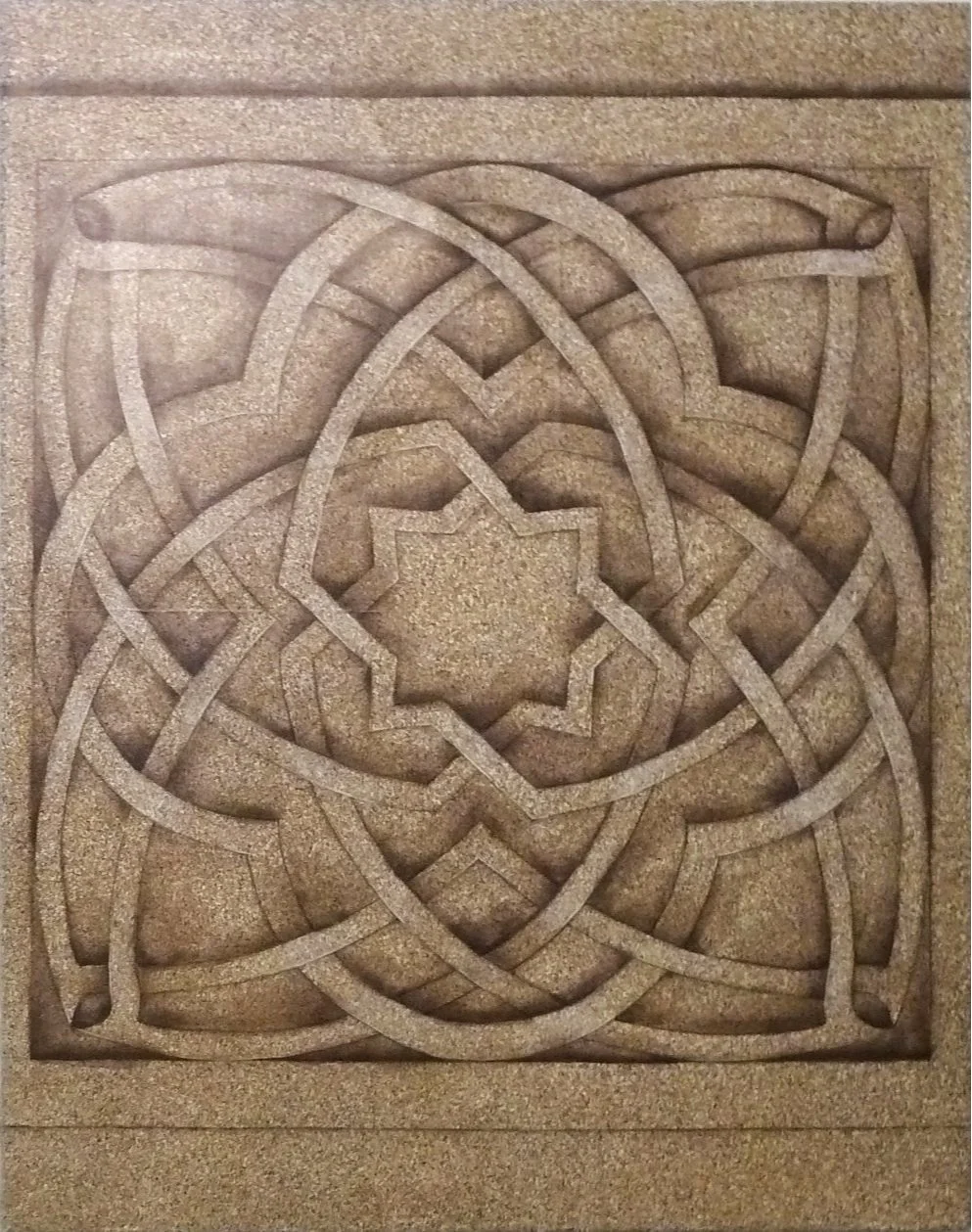 Reliefartiges Gemälde eines symmetrischen, keltisch anmutenden Knotenmusters in warmen Beige- und Steintönen.