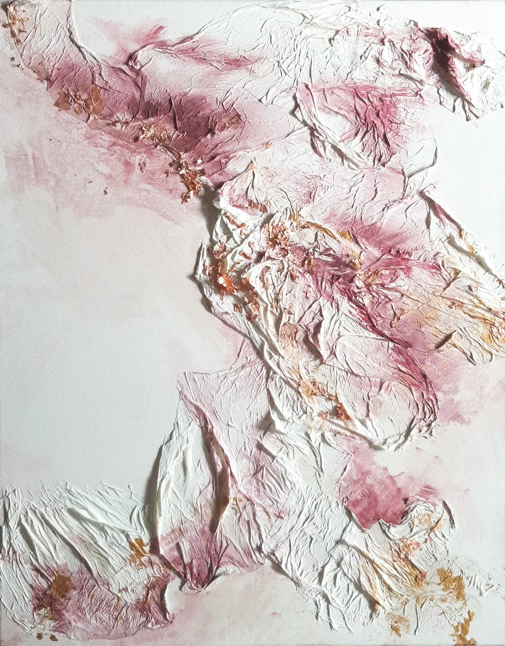 Abstraktes Struktur-Gemälde mit hellen Grundtönen, roséfarbenen Akzenten und plastischer, reliefartiger Oberfläche.