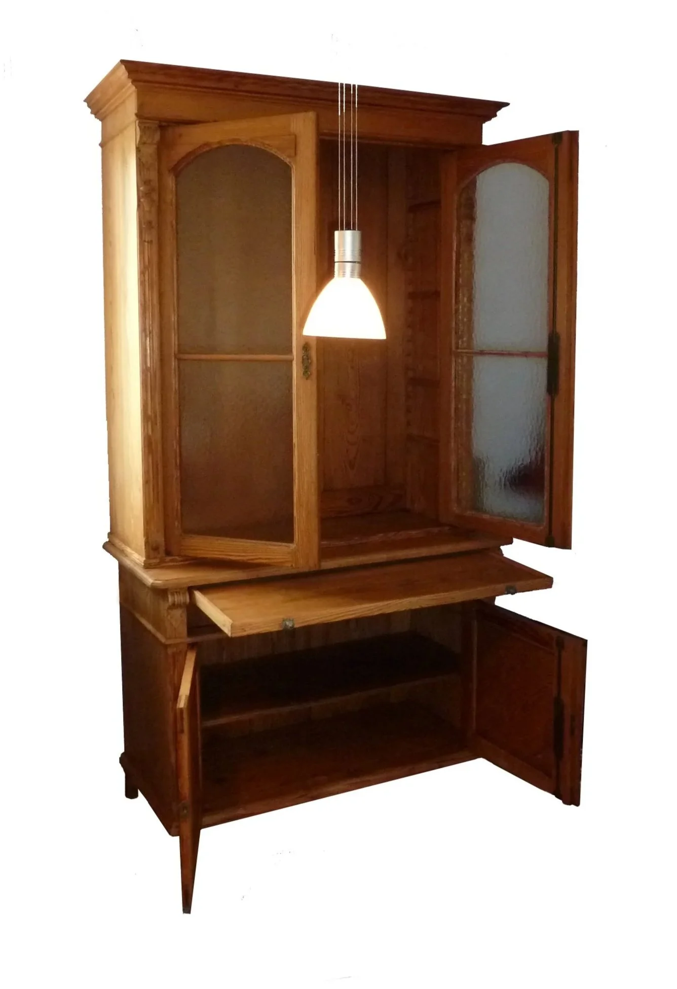 Aufgearbeiteter Buffetschrank aus Holz – individuelle Möbelaufarbeitung als Auftragsarbeit