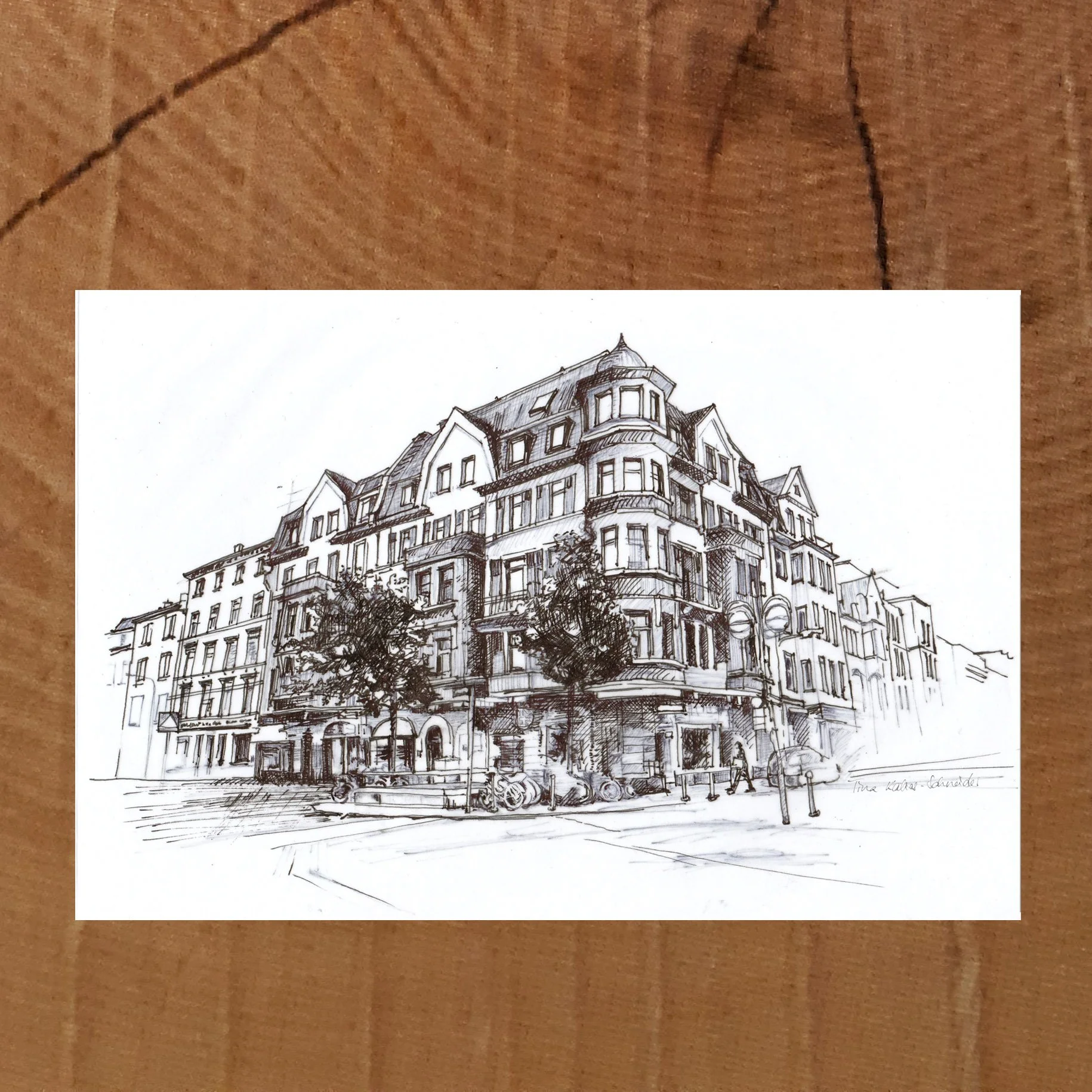 Fein gezeichnete Stadtansicht von Bornheim Mitte in Frankfurt mit markantem Eckgebäude, Gründerzeitfassaden, Straßenkreuzung, Bäumen und Fahrrädern im Vordergrund.