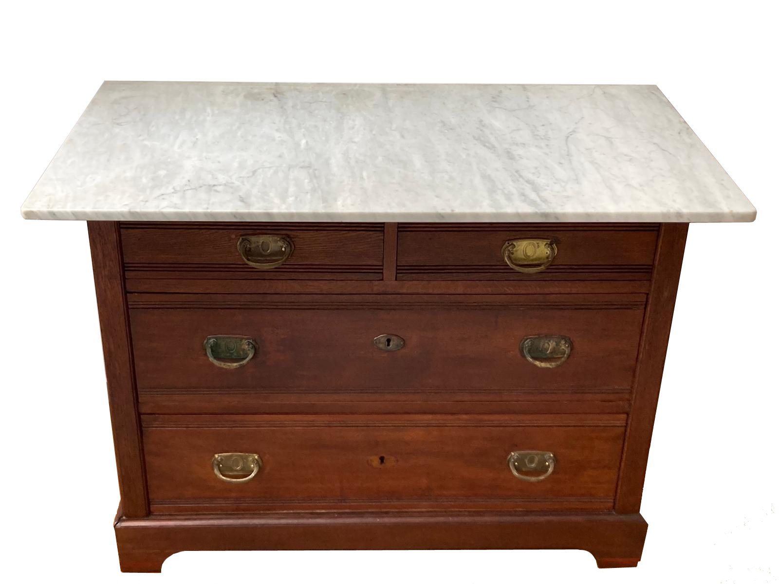 Restaurierte Holzkommode mit heller Marmordeckplatte, Messinggriffen und mehreren Schubladen.