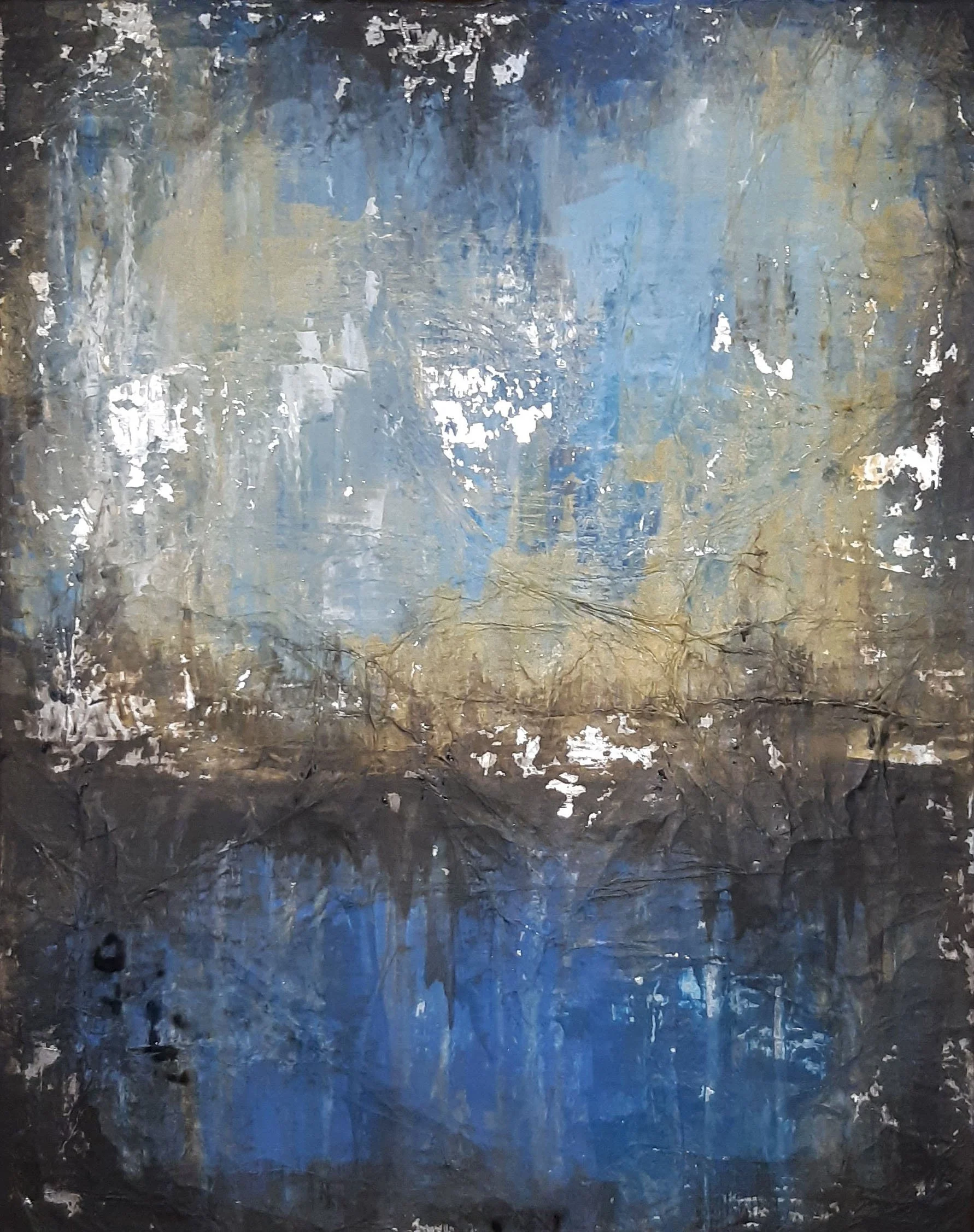 Abstraktes Gemälde mit schichtartigen Strukturen in Blau-, Grau- und Ockertönen, mit patinaähnlichen Oberflächen und feinen Linien.