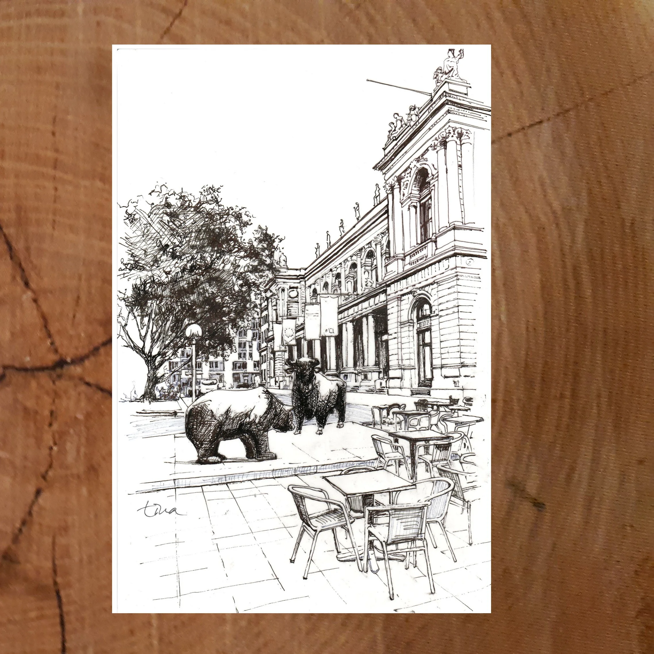 Handgezeichnete Postkarte mit den Skulpturen Bulle und Bär vor der Alten Oper in Frankfurt, mit Cafébestuhlung und Stadtszene.