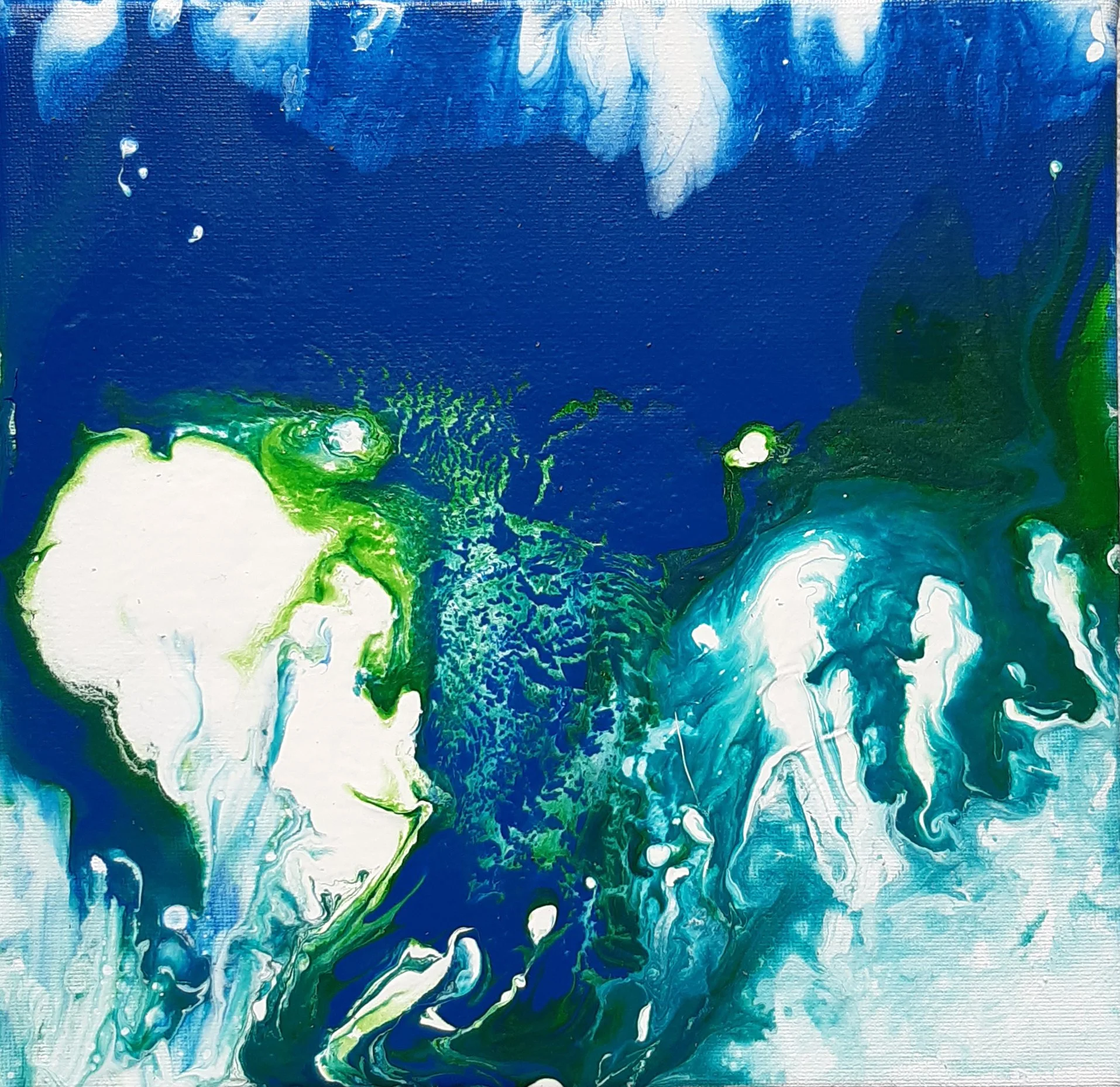 Abstraktes Pouring-Gemälde in Blau-, Grün- und Weißtönen mit dynamischer, wellenartiger Bewegung.