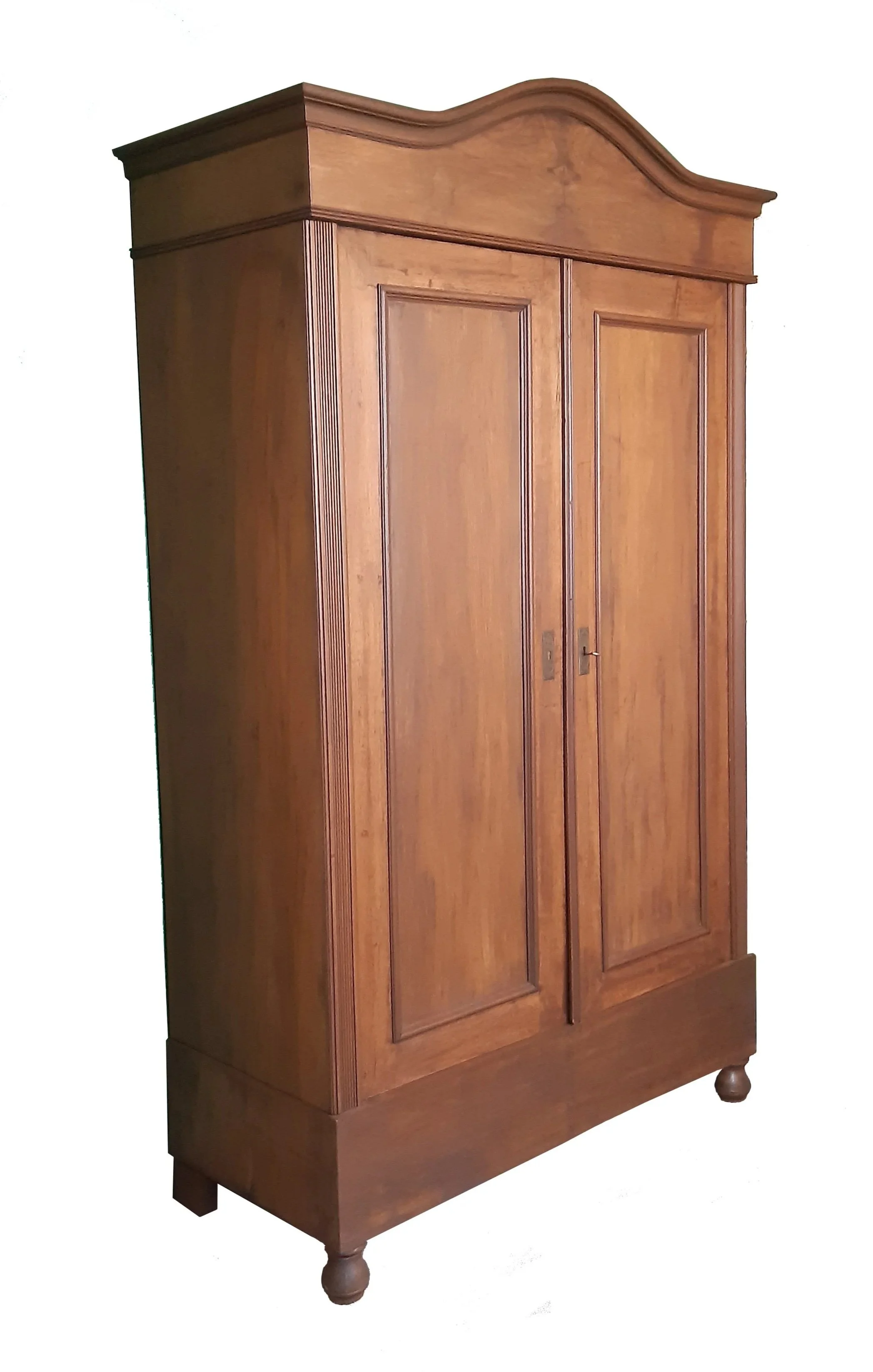 Restaurierter Schweifgiebel-Kleiderschrank aus Massivholz mit profilierten Türen und geschwungenem Abschluss.