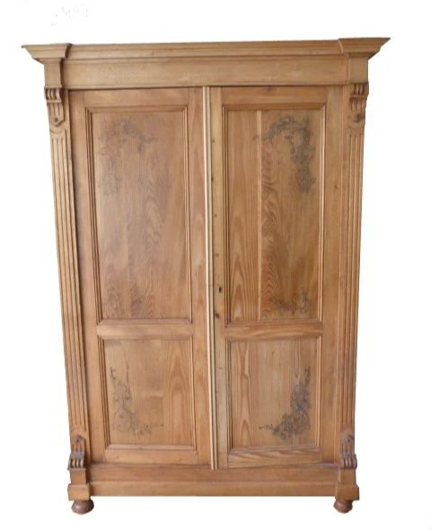 Antiker zweiflügeliger Holzschrank mit handgemalter, konturierter Bauernmalerei auf den Türfüllungen und den seitlichen Elementen.