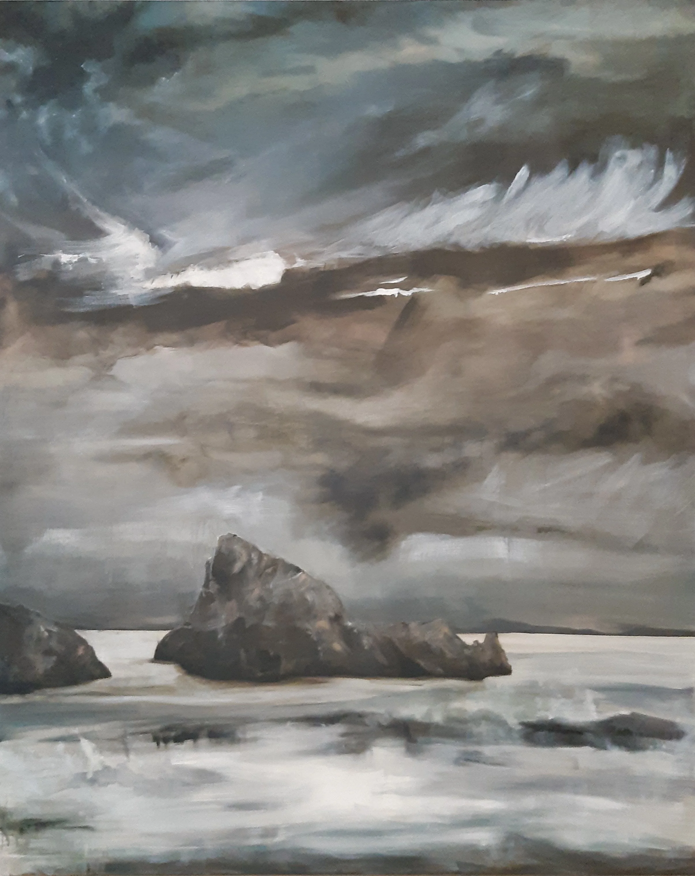 Gemälde einer Meereslandschaft mit dunklen Felsen im Wasser, Brandung im Vordergrund und dramatischem, wolkenverhangenem Himmel in Grau- und Blautönen.