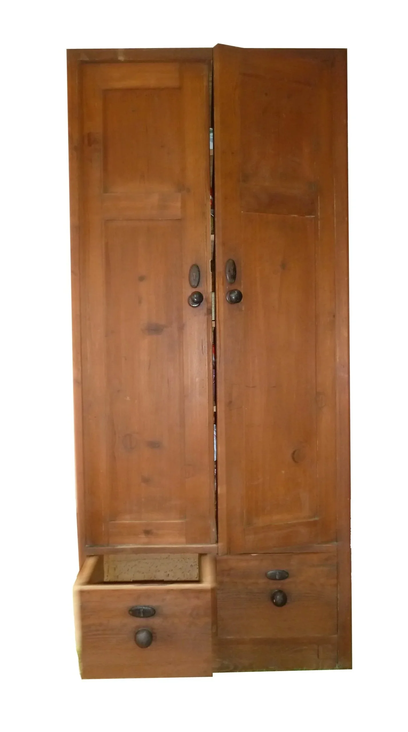 Restaurierter Vorratsschrank aus Massivholz mit zwei Türen und zwei unteren Schubladen.