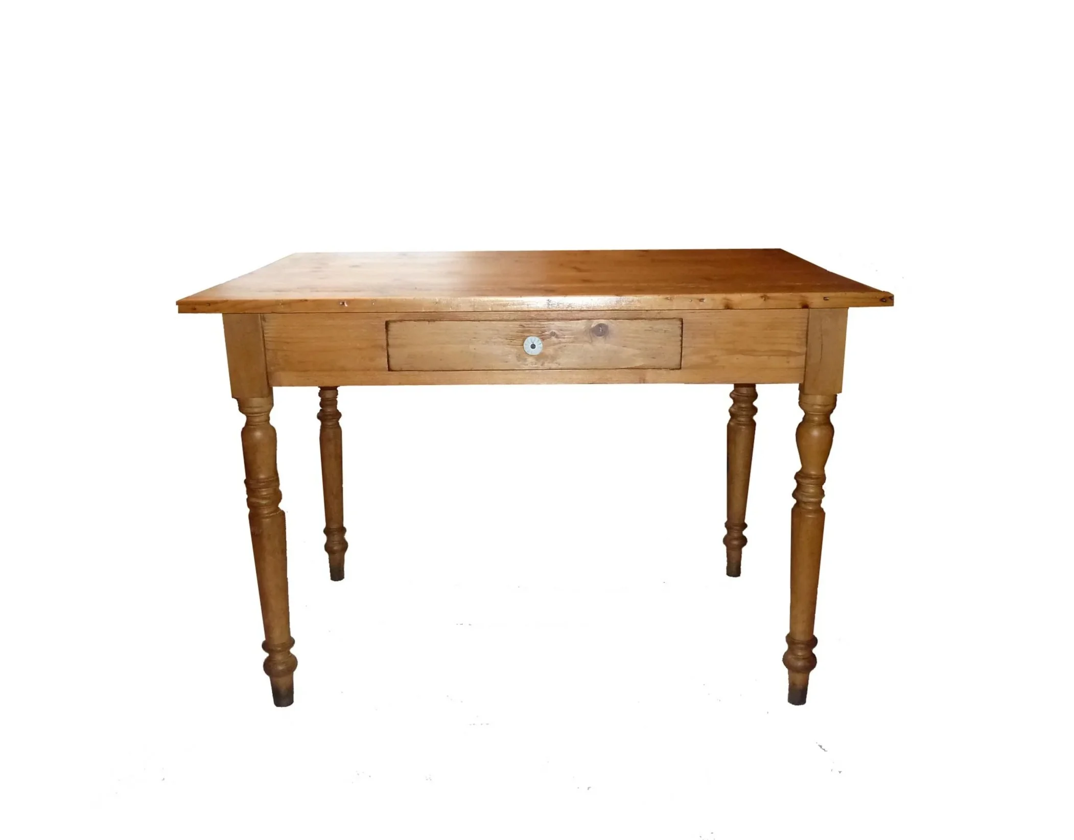 Aufbereiteter Esstisch aus Massivholz – Möbelaufarbeitung und Restaurierung als Auftragsarbeit