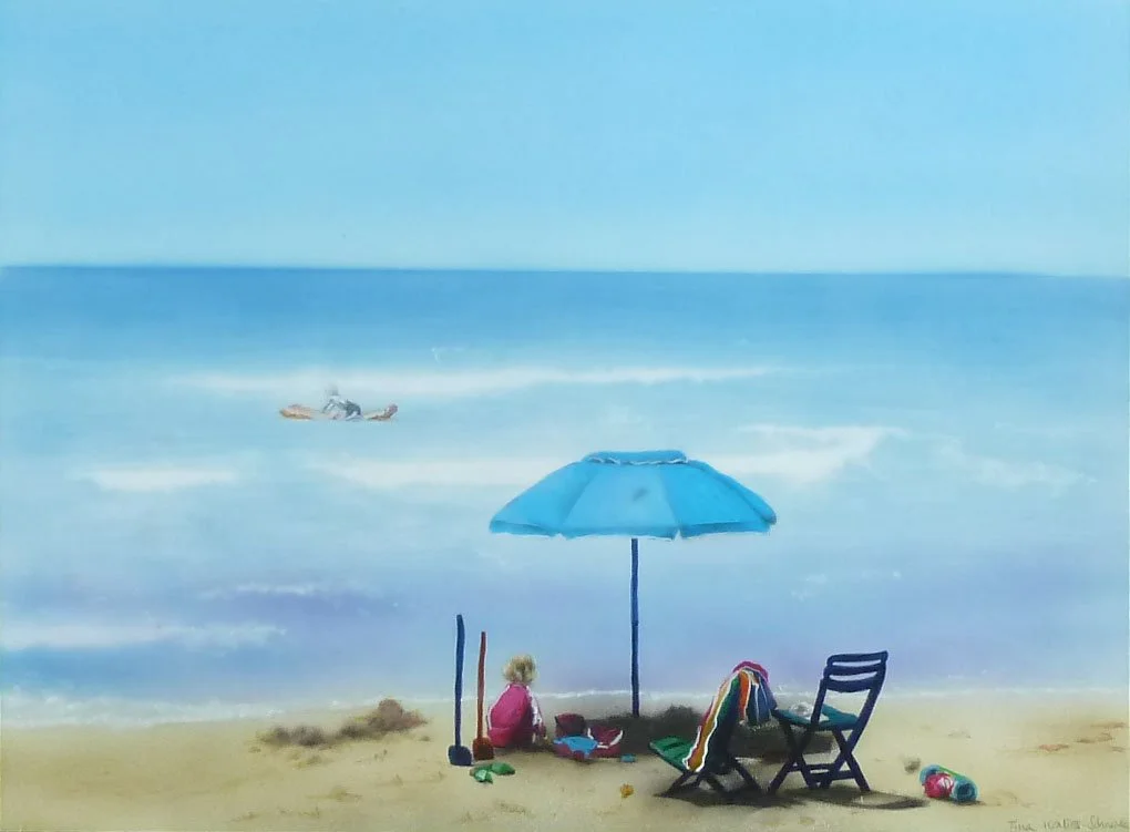 Ruhige Strandszene mit Sonnenschirm, Liegestühlen und Blick auf das Meer in hellen Blau- und Sandtönen.