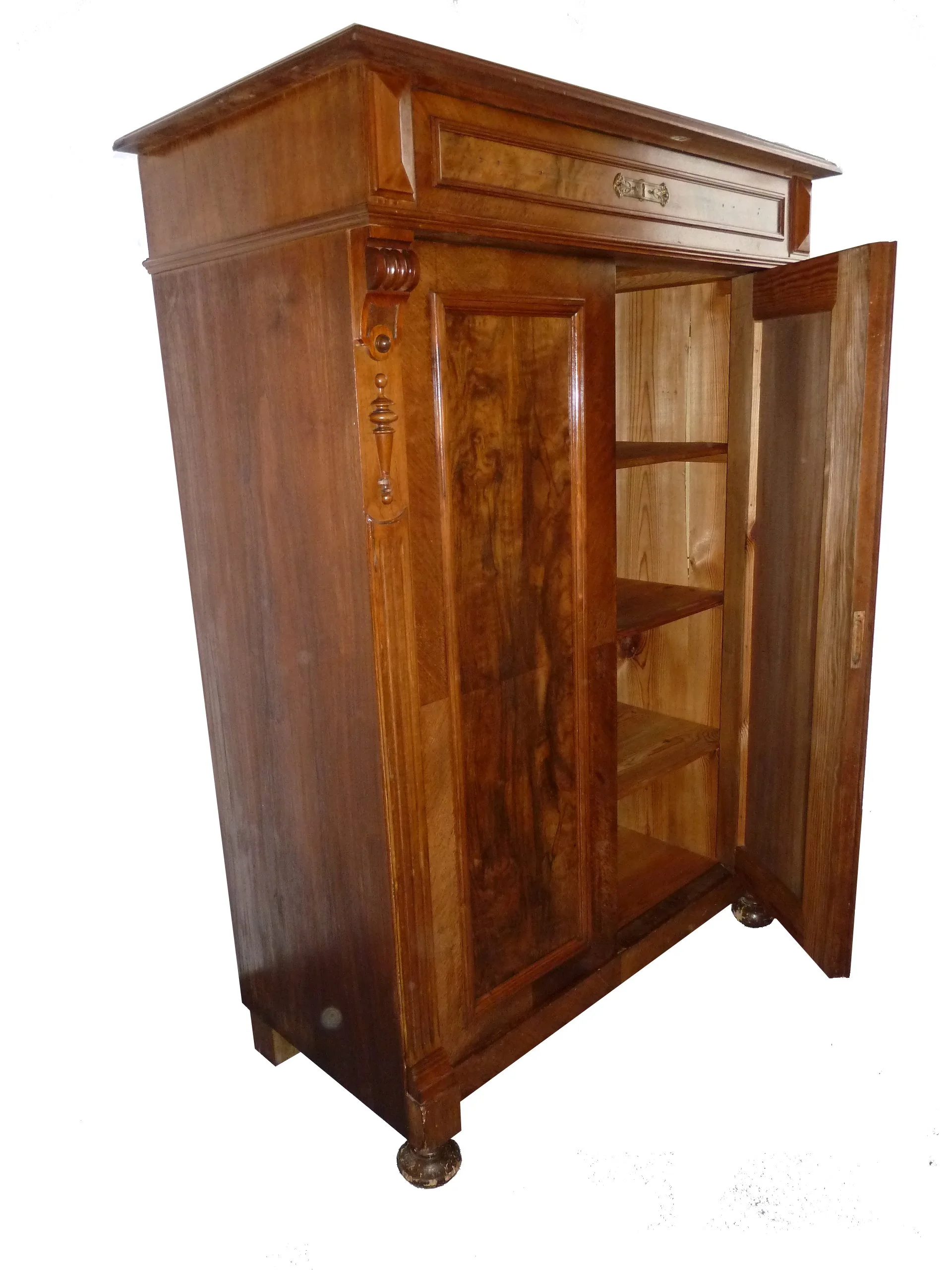 Antikes Vertiko aus Massivholz nach der Restaurierung, mit geöffneter Tür und sichtbaren Innenfächern.