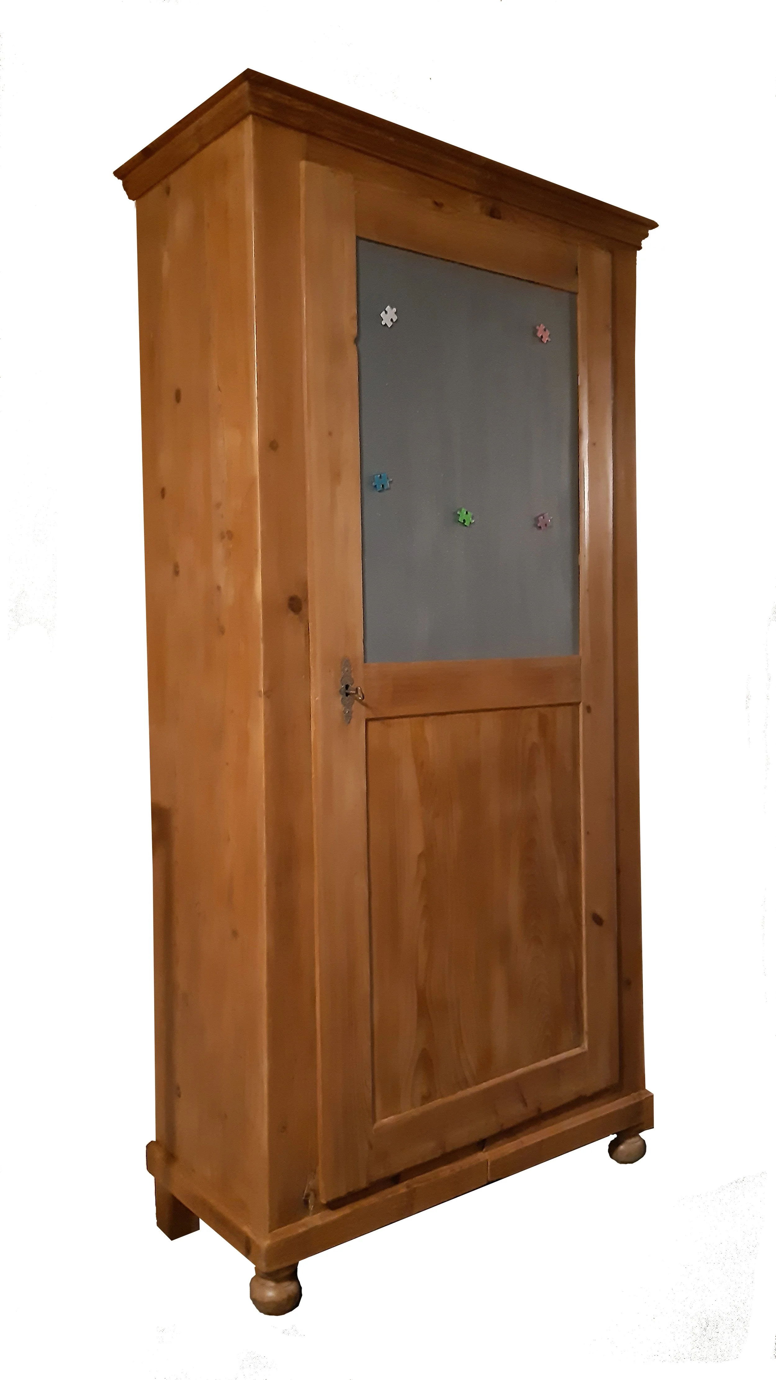 Restaurierter eintüriger Kleiderschrank aus Massivholz mit Magnetausschnitt im oberen Türfeld und Spiegel im Innenraum.