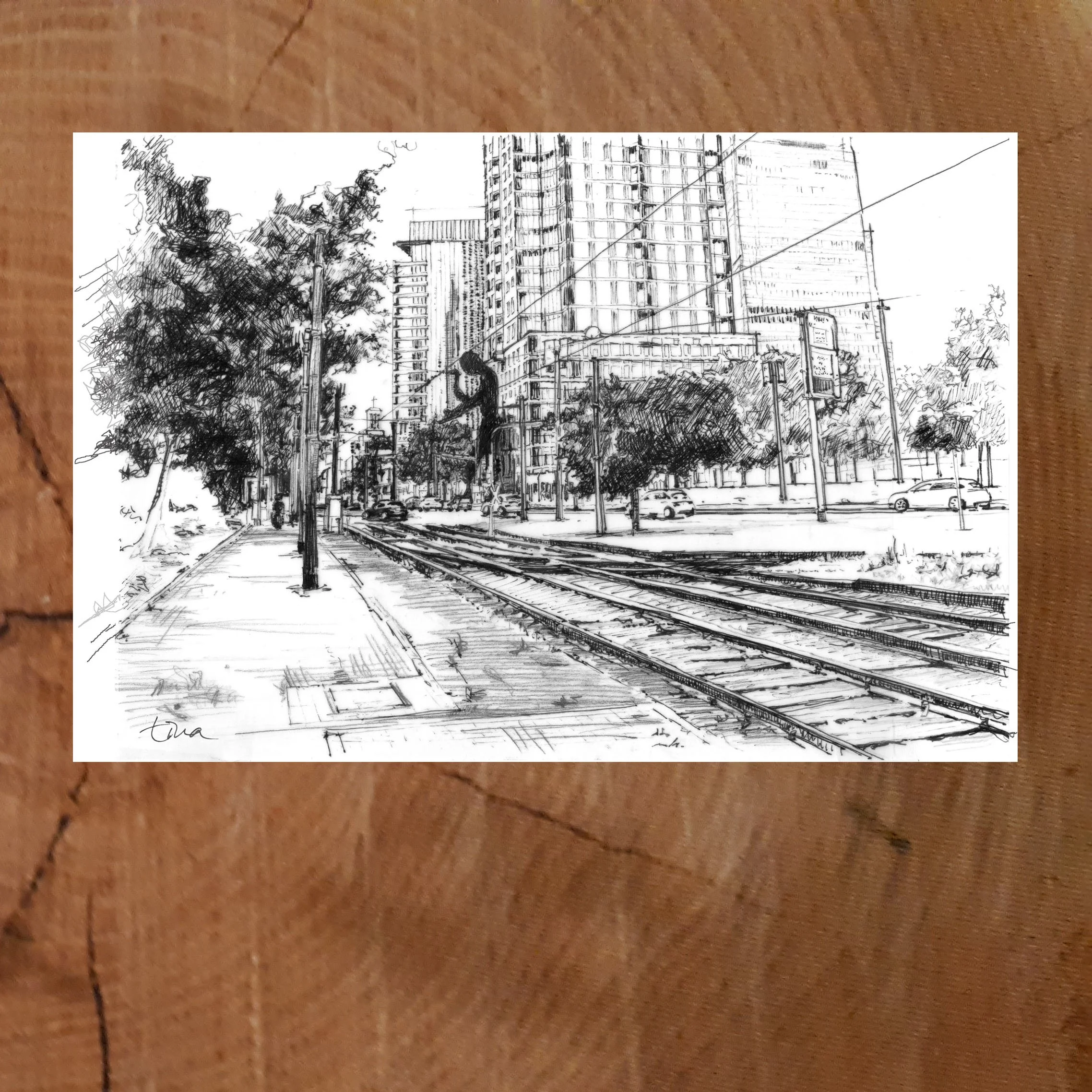 Handgezeichnete Postkarte mit dem „Hammering Man“ vor Hochhäusern in Frankfurt, Straßenbahngleisen und urbaner Stadtszene.