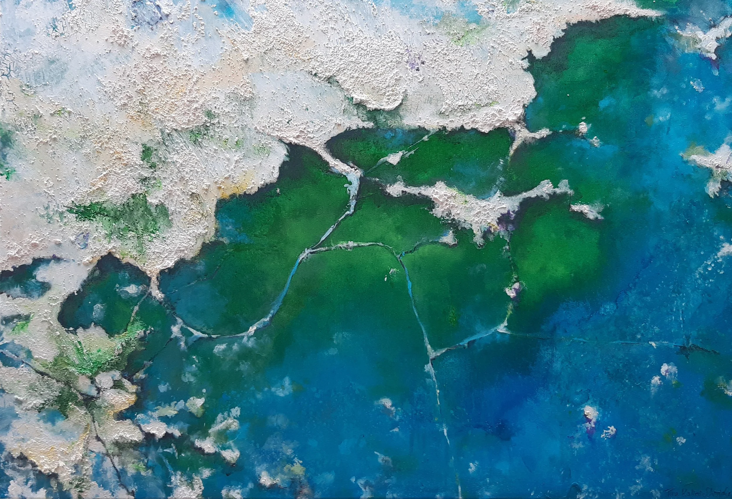 Abstraktes Gemälde mit kräftigen Blau- und Grüntönen sowie weißer Struktur, die an Meereswasser und aufschäumende Wellen erinnert.