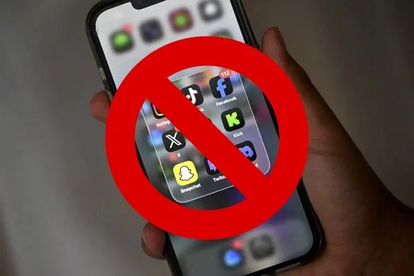 The UK Government Proceeds with Banning Social Media for Young People