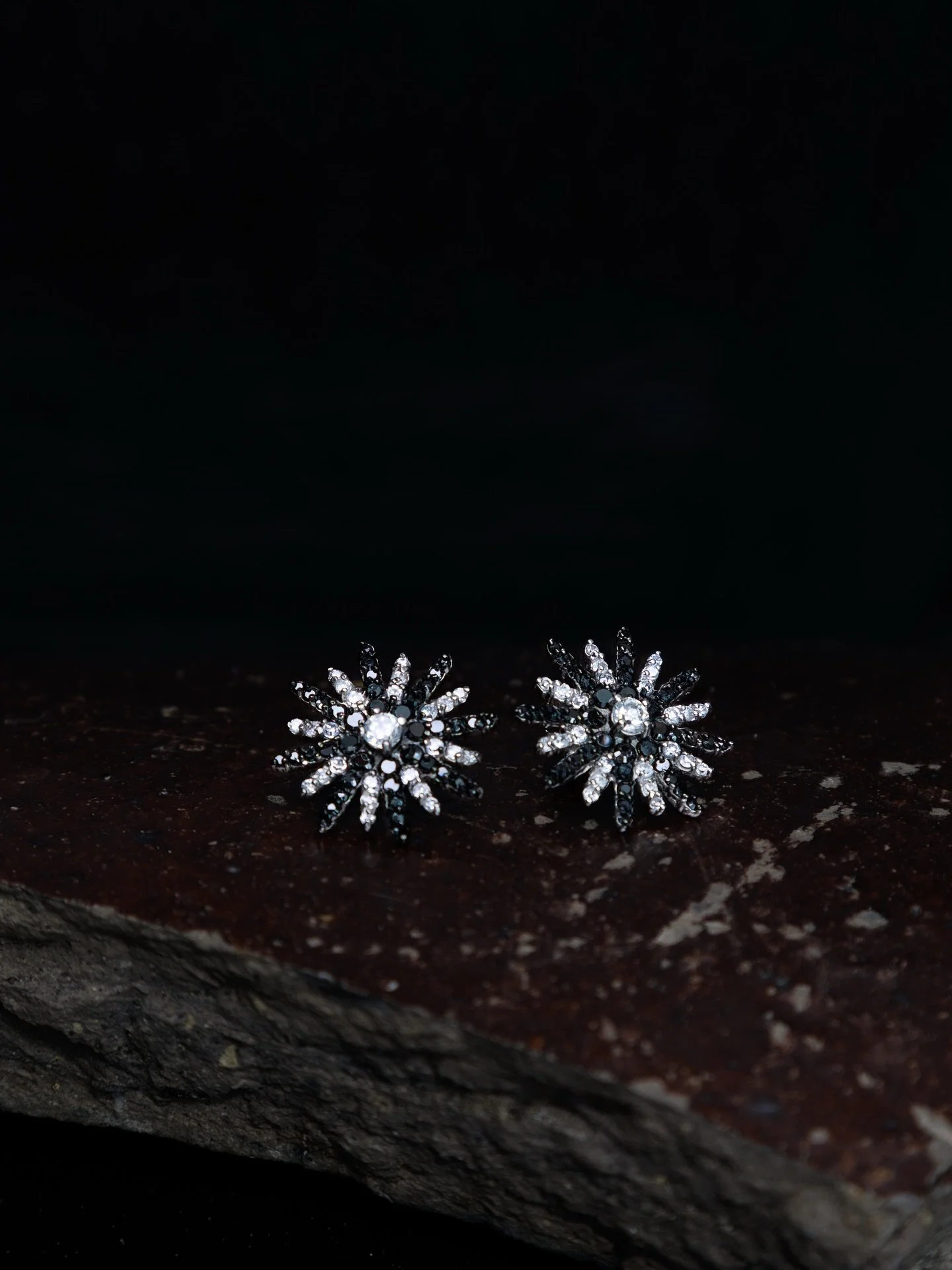 ✨ Sol &mdash; where two worlds meet.
Northern form, Anatolian fire.
Sharp rays echo Dutch geometry; radiant centers hold Anatolian soul. 

Link in bio🖤