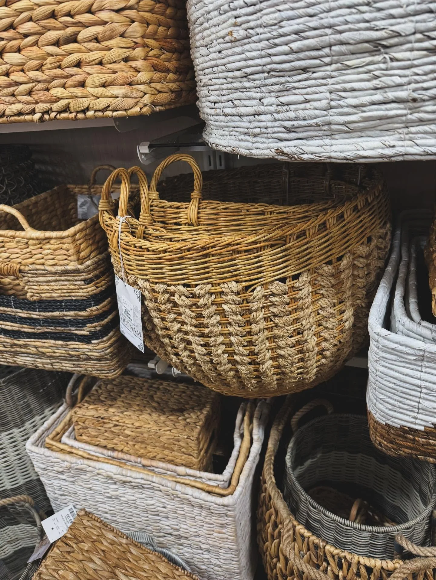 Who says organization can&rsquo;t be beautiful? 🧺 Woven baskets are my secret weapon for creating spaces that are both functional AND calming. They hide clutter while adding that perfect textural element your room has been missing. Plus, they&rsquo;