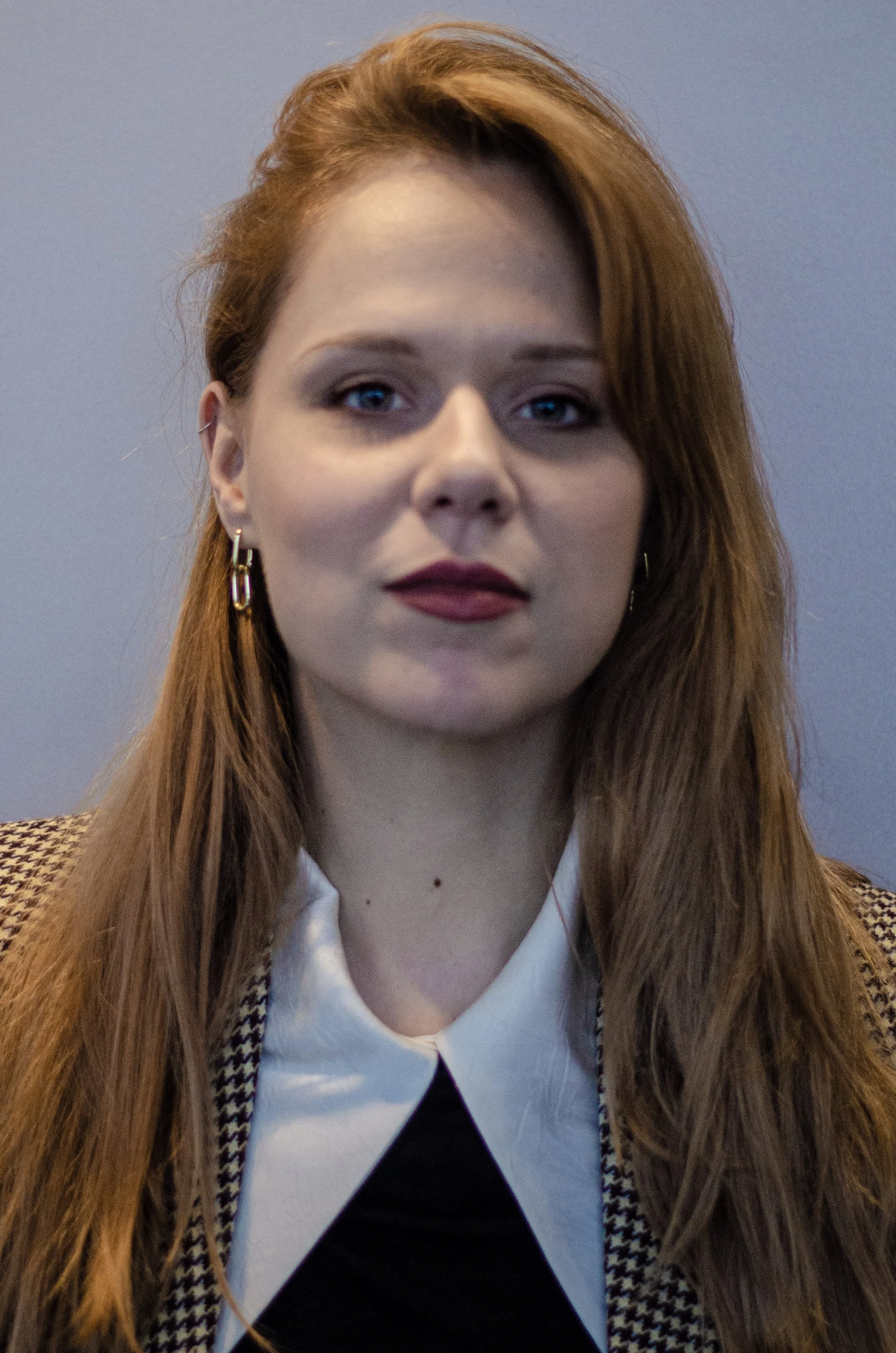 Why a Professional LinkedIn Headshot Can Help You Get Hired Faster?