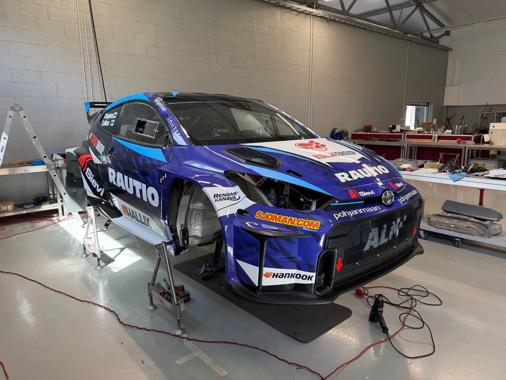 Toyota GR Yarise ralliauto erikujundus ja sponsorreklaamide kleepimine Wrapstudio poolt.