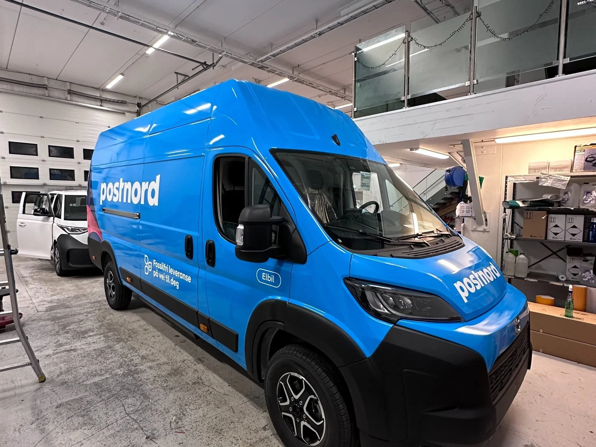 Reklaamkleebised ettevõtte kaubikul – brändi kujundus ja logo autol