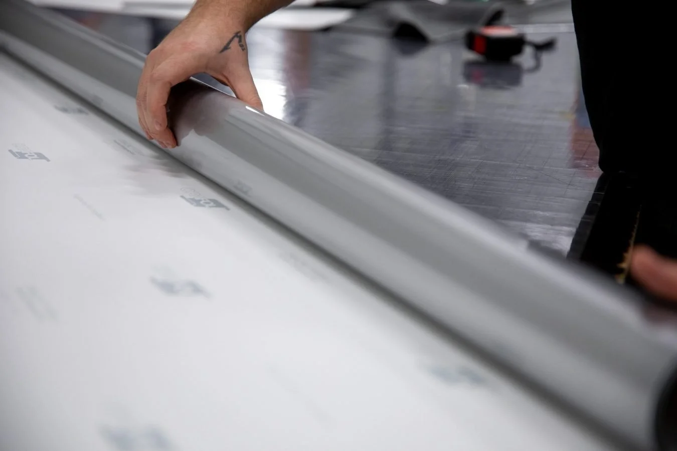 reklaamkleebiste vinüülmaterjal rullis enne lõikamist