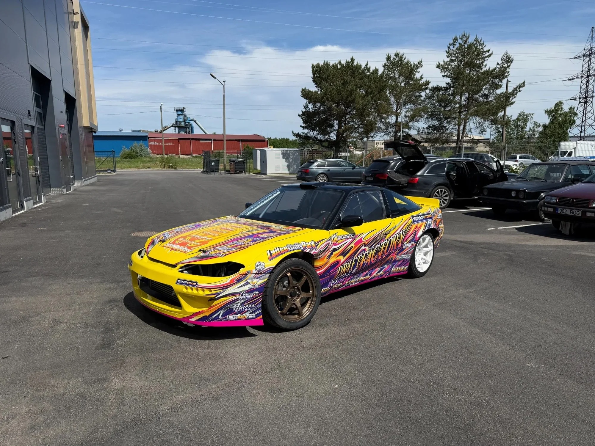 Driftiauto täiskleepimine ja värviline erikujundus Wrapstudio poolt.