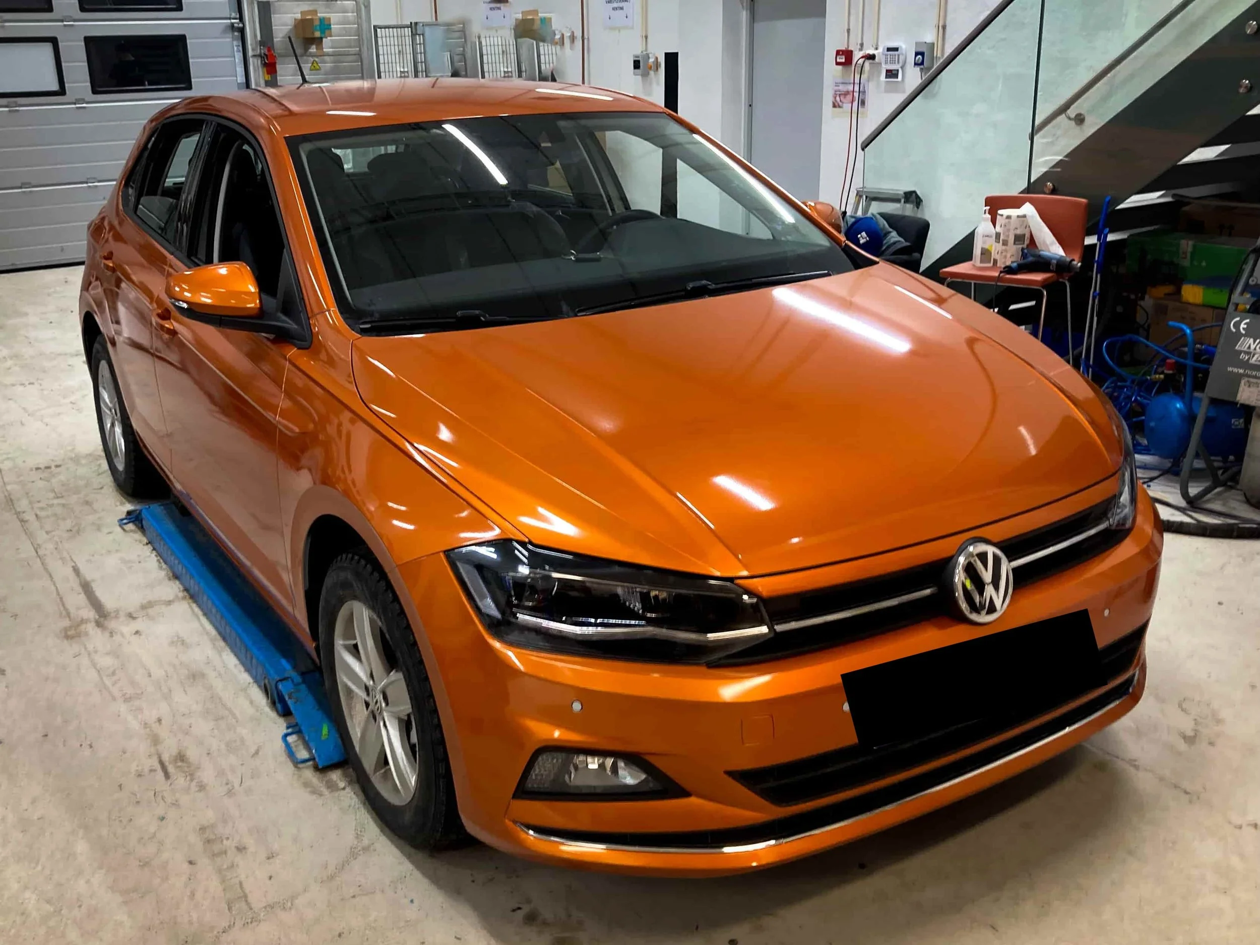 Volkswagen Polo auto kiletamine oranži wrap kilega Tallinnas