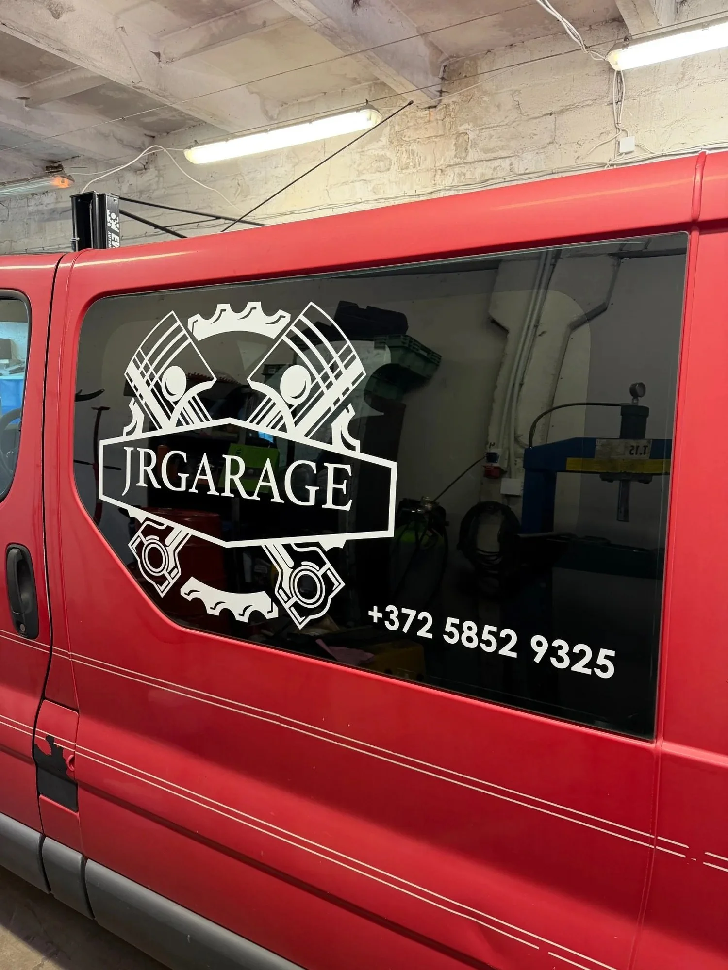 JRGarage kaubiku aknakleebiste, logo ja kontaktandmete paigaldus Wrapstudio poolt.