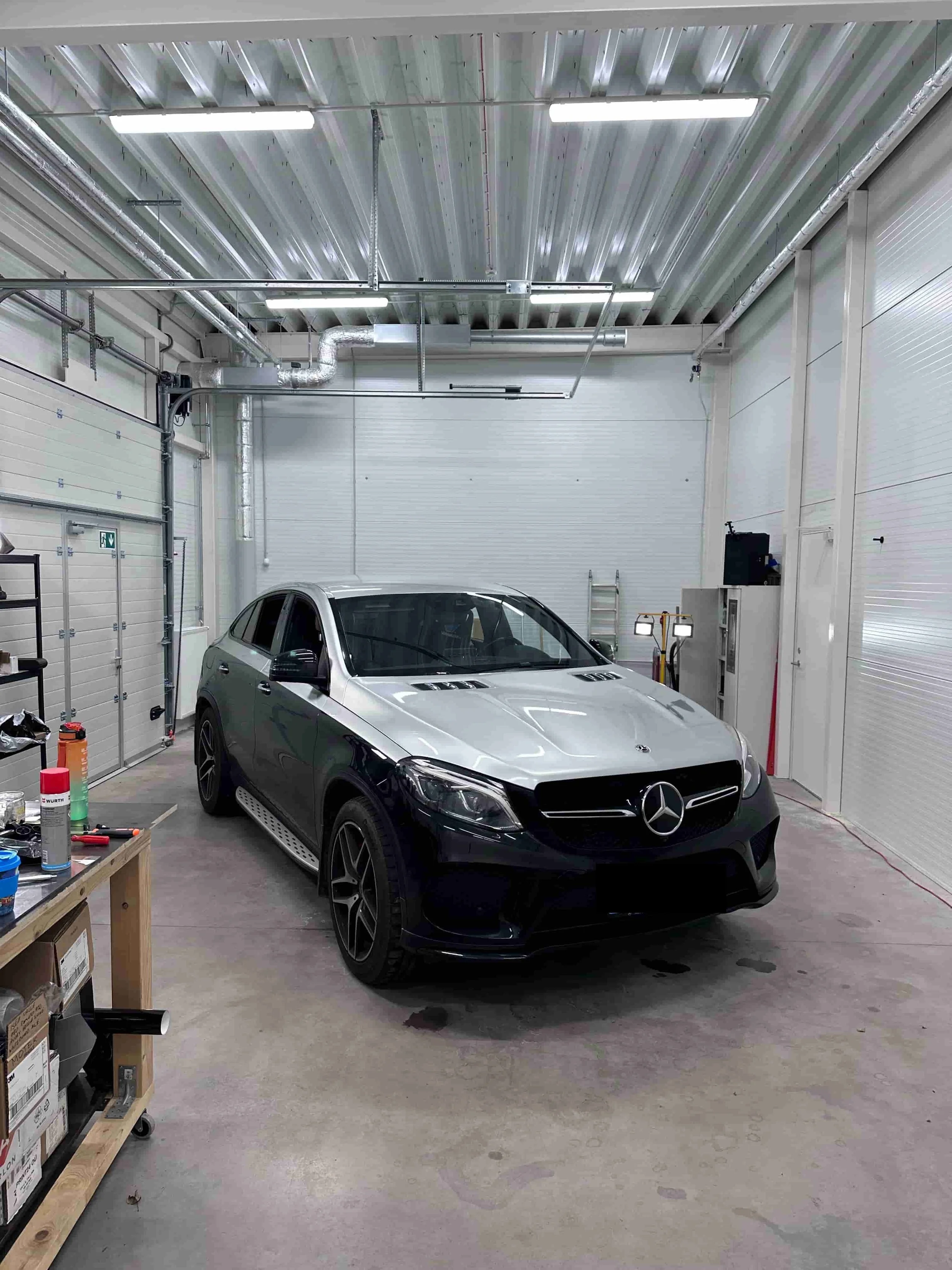 Mercedes GLE auto kiletamine halli wrap kilega töökojas Tallinnas