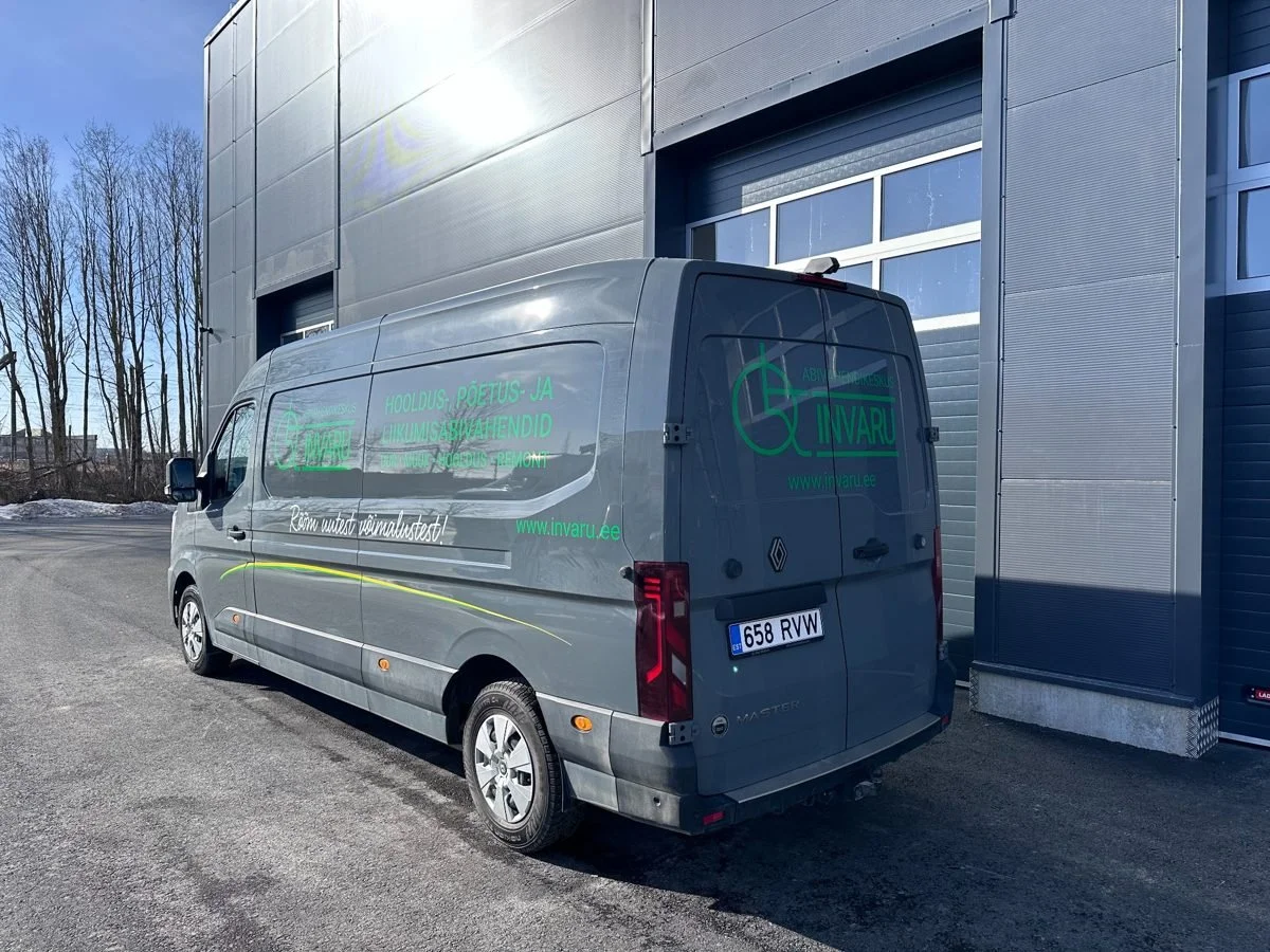 kaubiku reklaamkleebised ettevõtte logoga ja veebiaadressiga