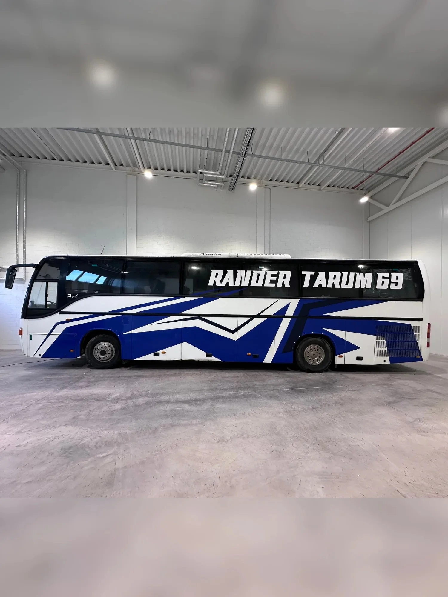 Rander Tarumi 69 bussi kujundus ja livery reklaamkleebiste paigaldus Wrapstudio poolt.
