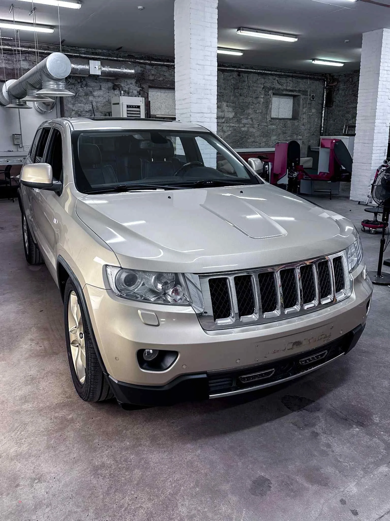 Jeep Grand Cherokee enne autokiletust töökojas enne