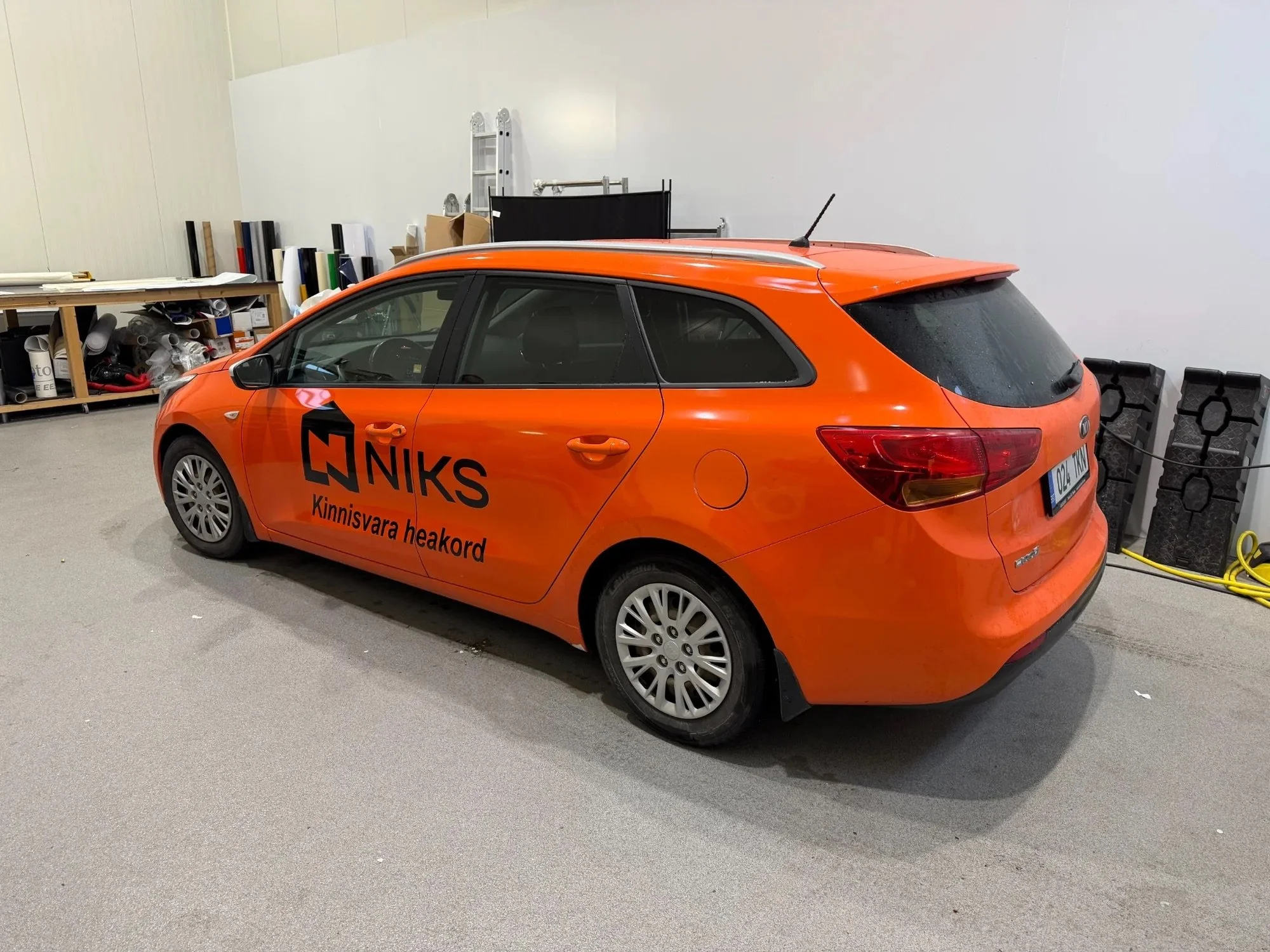 NIKS Kinnisvara sõiduauto logode ja reklaamkleebiste paigaldus Wrapstudio poolt.