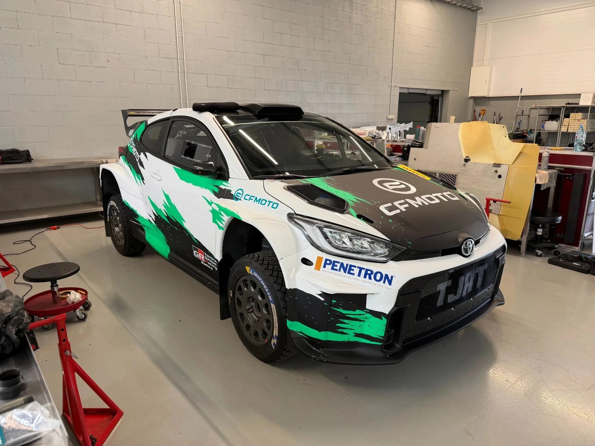 Toyota GR Yarise ralliauto täiskujundus ja võistluskleebiste paigaldus.