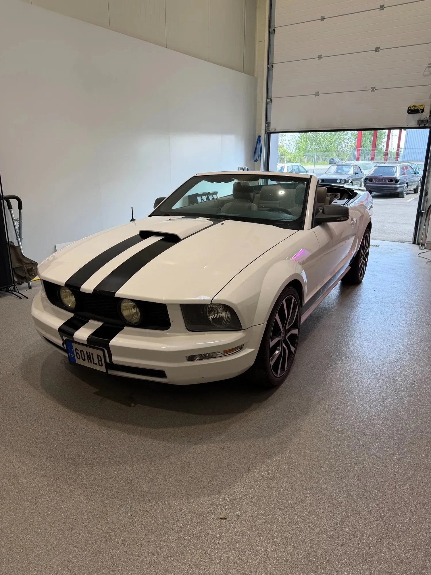 Ford Mustangi livery dekoratiivtriipude kujundus ja paigaldus Wrapstudio poolt.