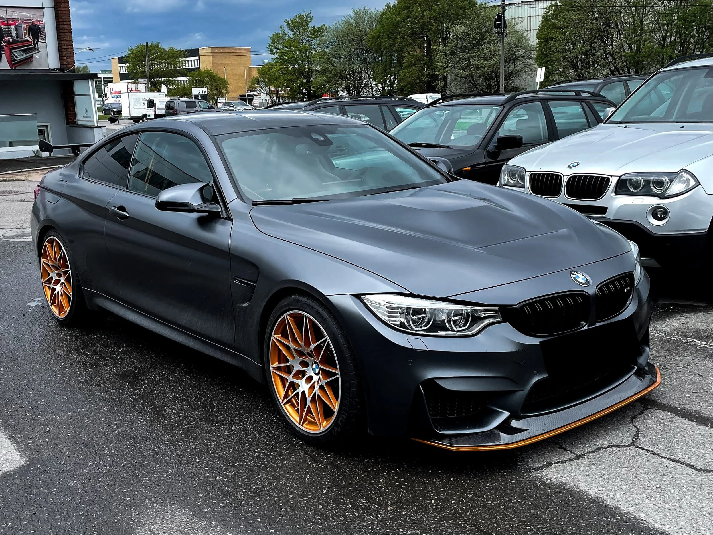 BMW M4 matt must autokiletus Tallinnas – auto wrap kiletamine vinüülkilega