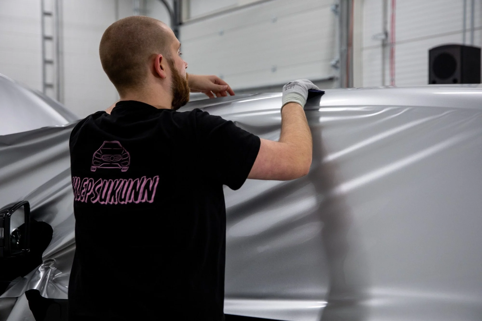 Autokile paigaldamine sõidukile professionaalses töökojas