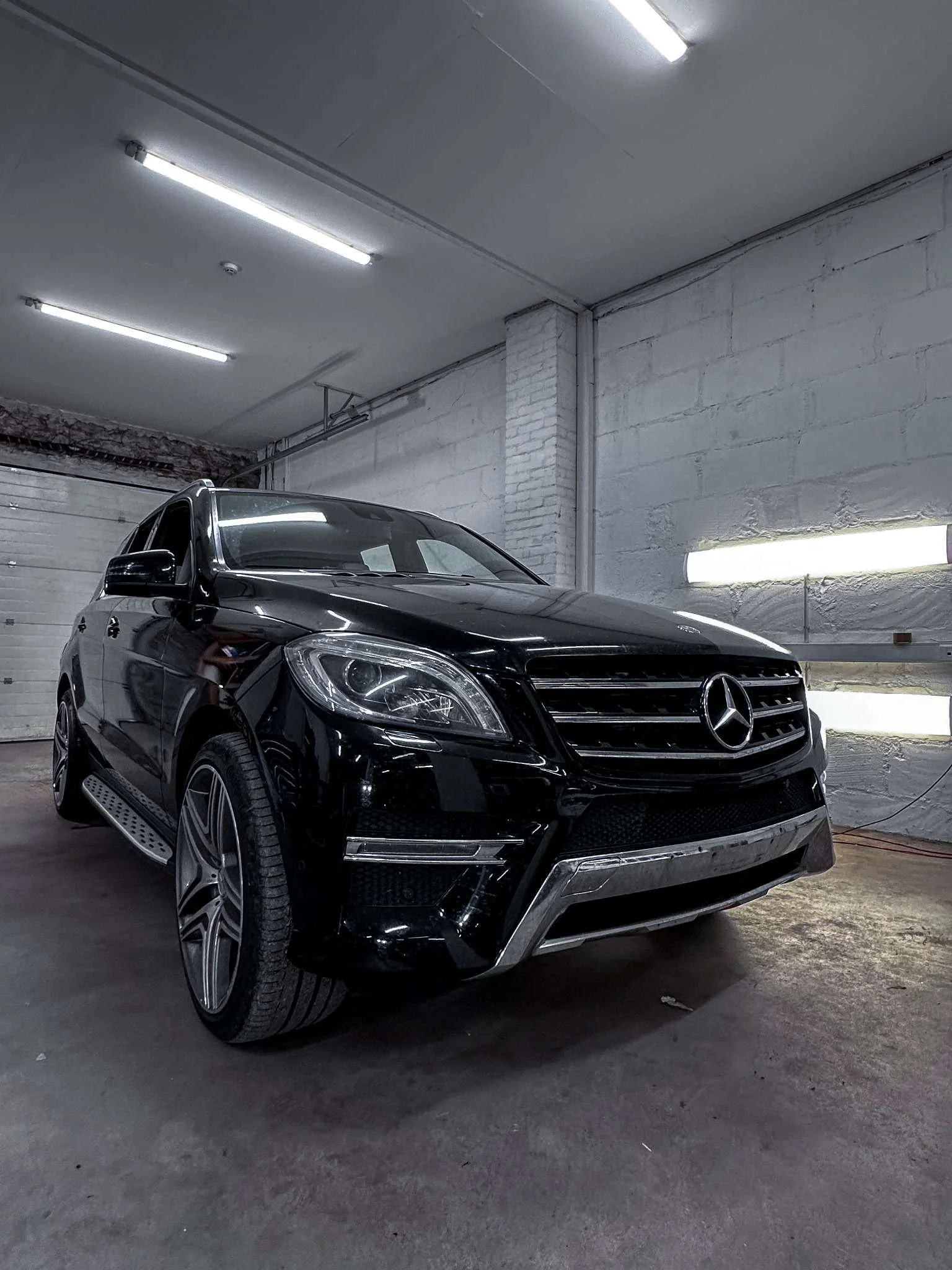 Mercedes GLE autokiletus töökojas enne chrome delete ja detailide kiletamine