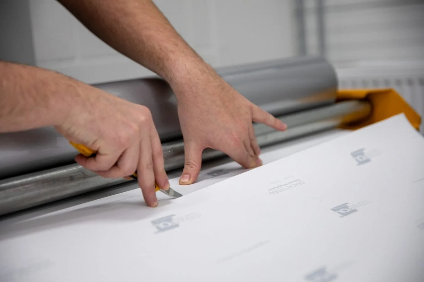 vinüülkleebiste lõikamine plotteriga enne paigaldust