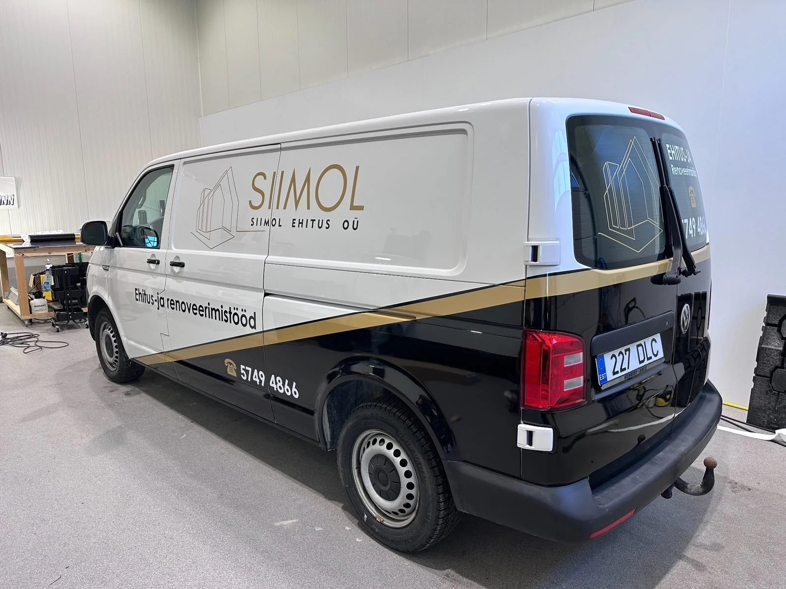 SIIMOL Ehitus OÜ kaubiku kleebised ühendavad minimalistliku disaini ja tugeva brändi identiteedi. Musta, valge ja kuldse kombinatsiooniga sõidukikleebised loovad usaldusväärse ja professionaalse mulje ehitusettevõttest.