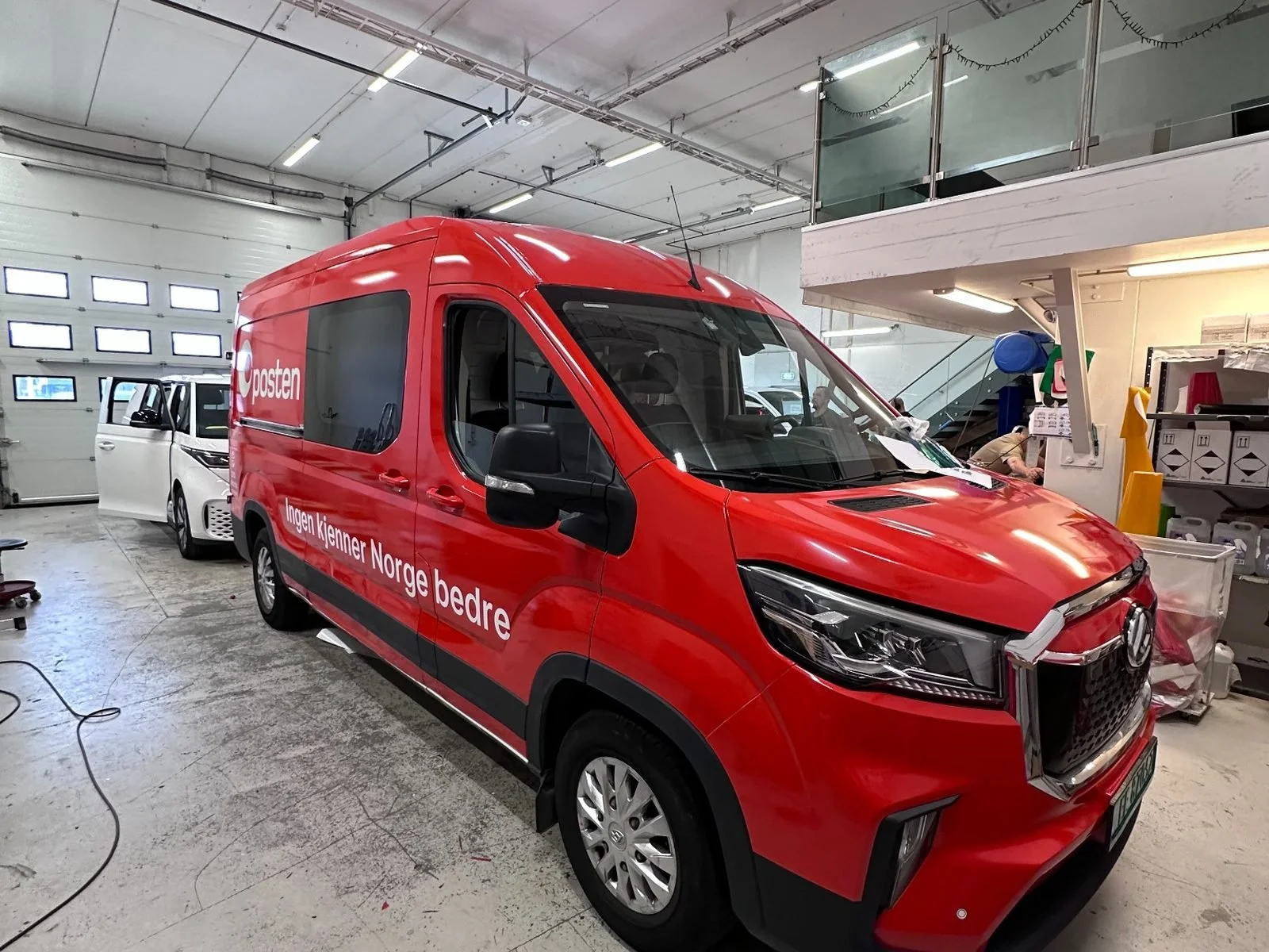 Ettevõtte reklaamkleebised kaubikul – logo ja veebiaadress autol