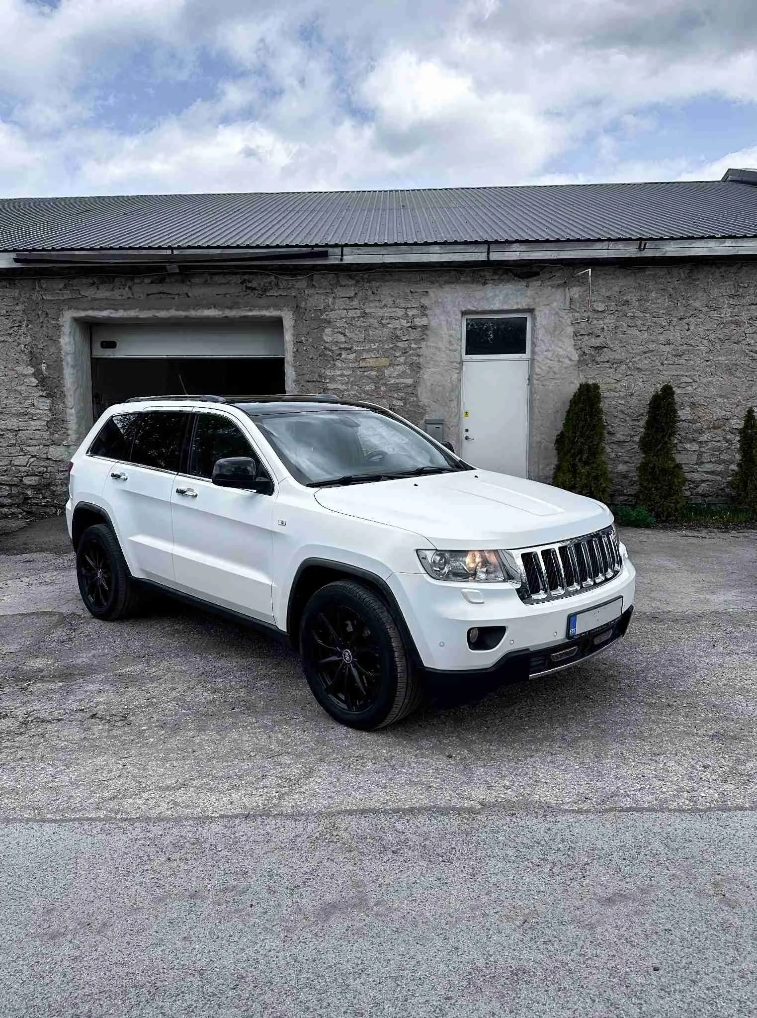 Jeep Grand Cherokee autokiletus valge autokilega pärast