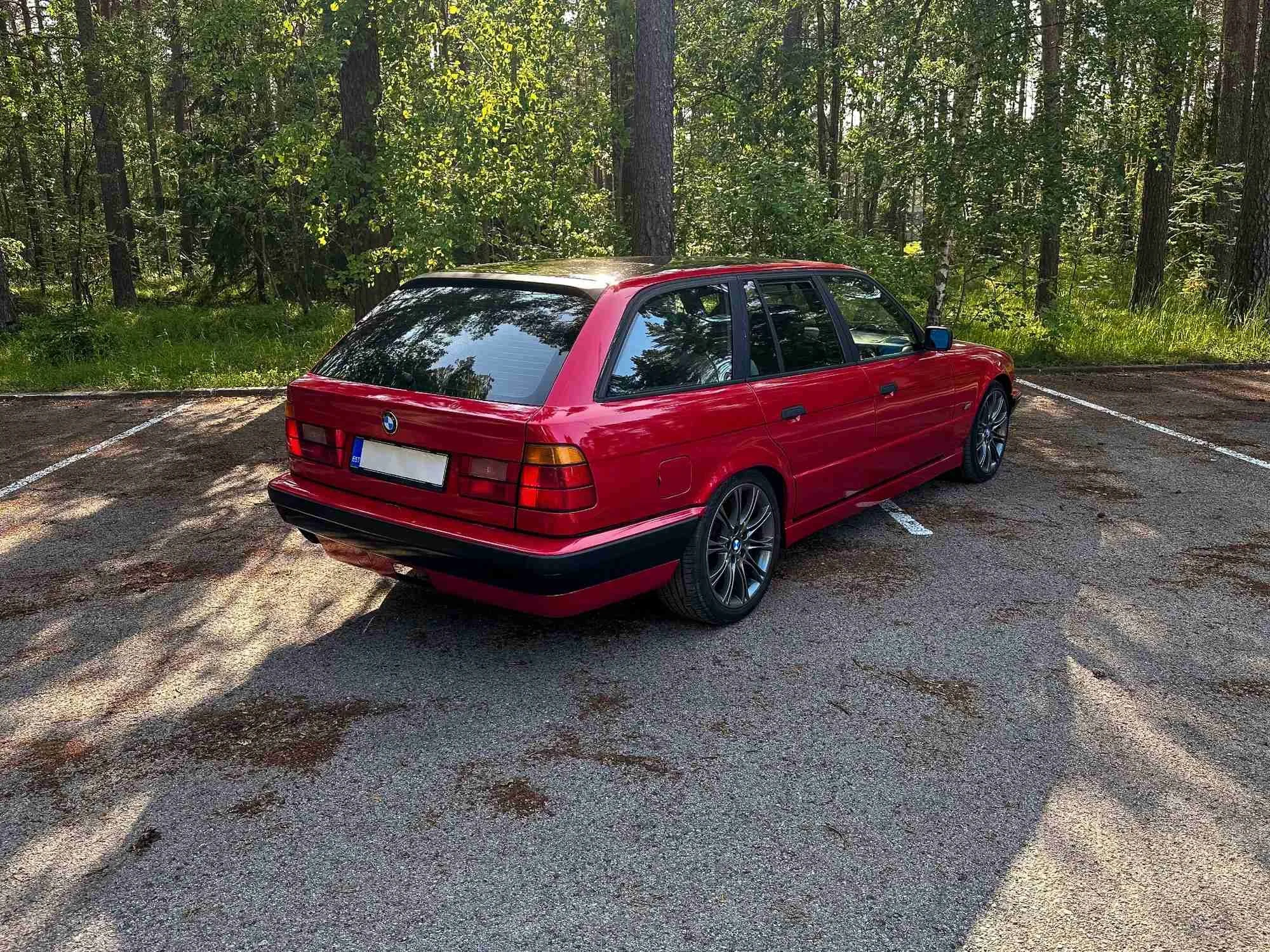 BMW E34 punane wrap tagant