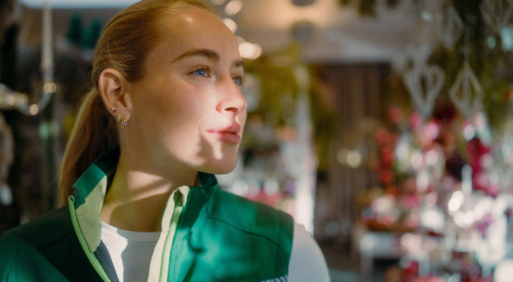 Model im Imagefilm für Blumenladen