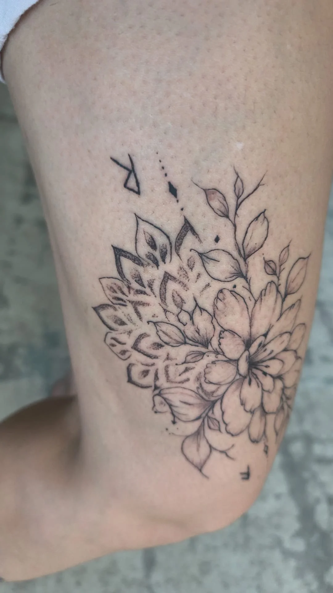 Verheiltes Fine Line Tattoo mit filigranem Mandala und Blumen bei VOI SCHEE in Weichs
